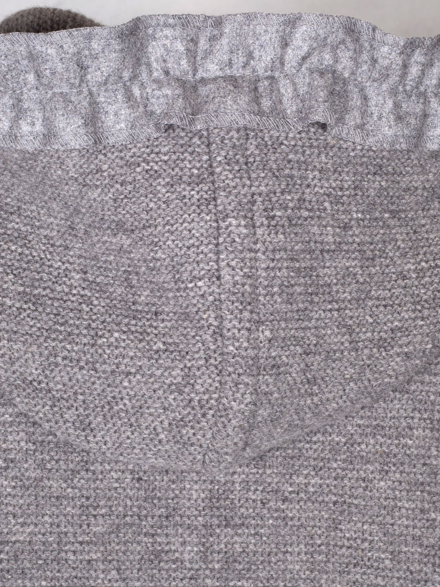 hausg'macht Kapuzen-Strickweste Heiki, grau, Rüschenkragen aus Stoff #3