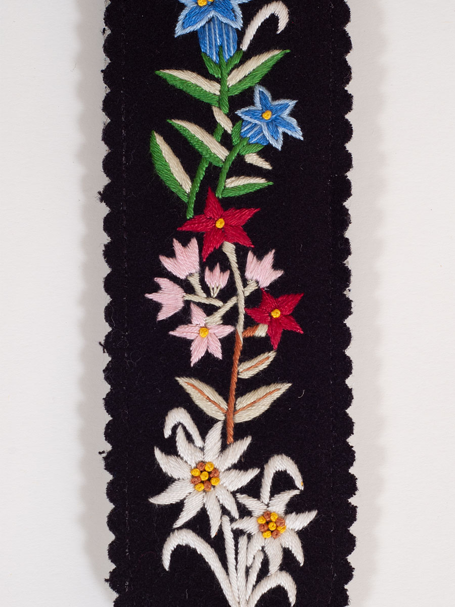 Träger Werdenfels handgestickt, schwarz, Blume #2