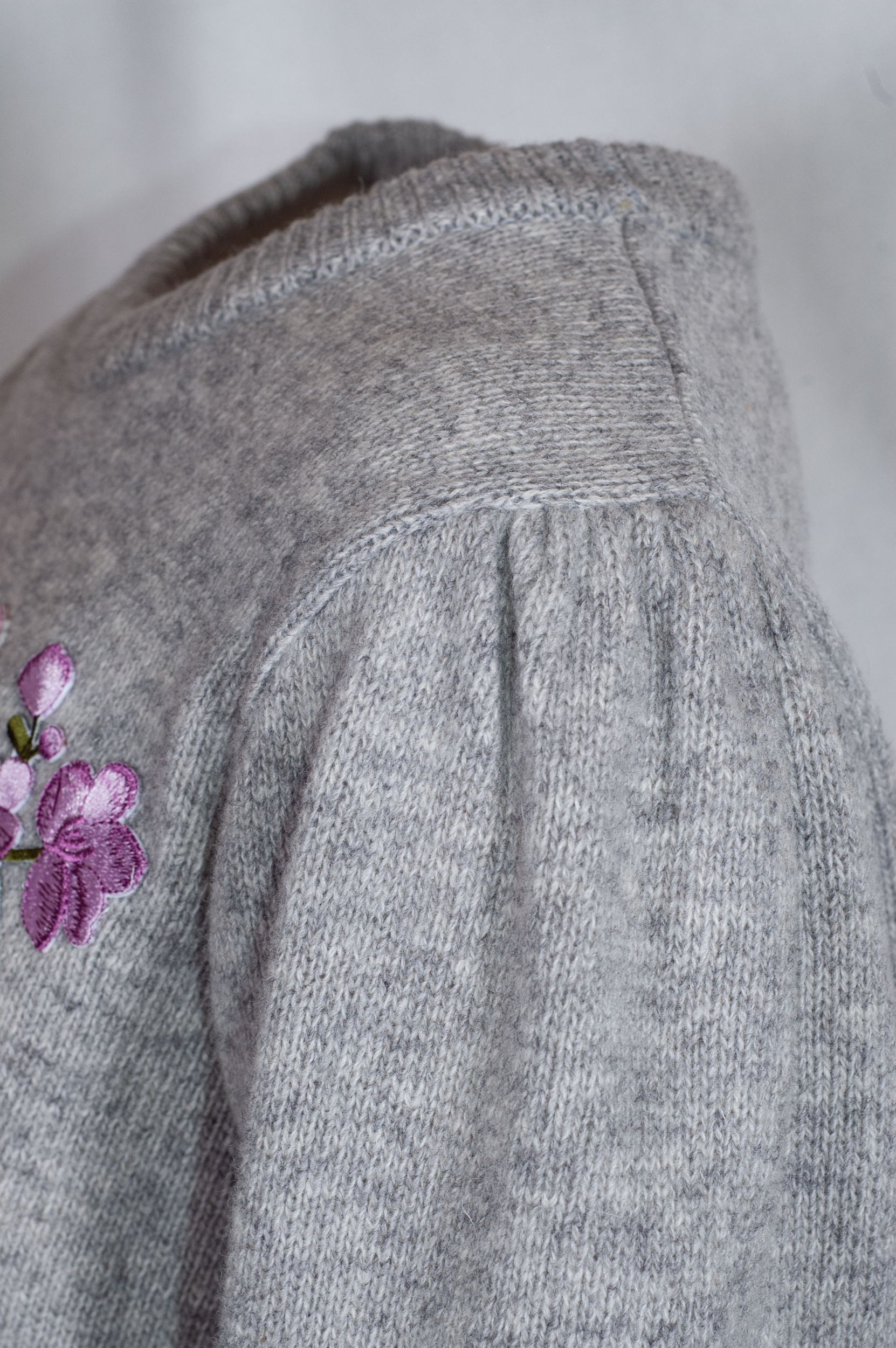Berwin & Wolff Strickpullover, grau, Blumenstick, Puffarm #4