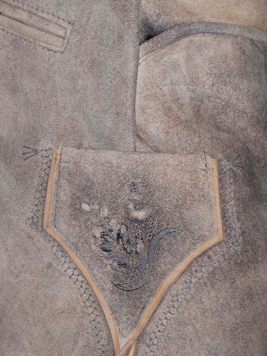 Kurze Lederhose Plankenstein, FC Bayern Edition, bailey, grau-bordeauxroter Stick, Widlbock #4