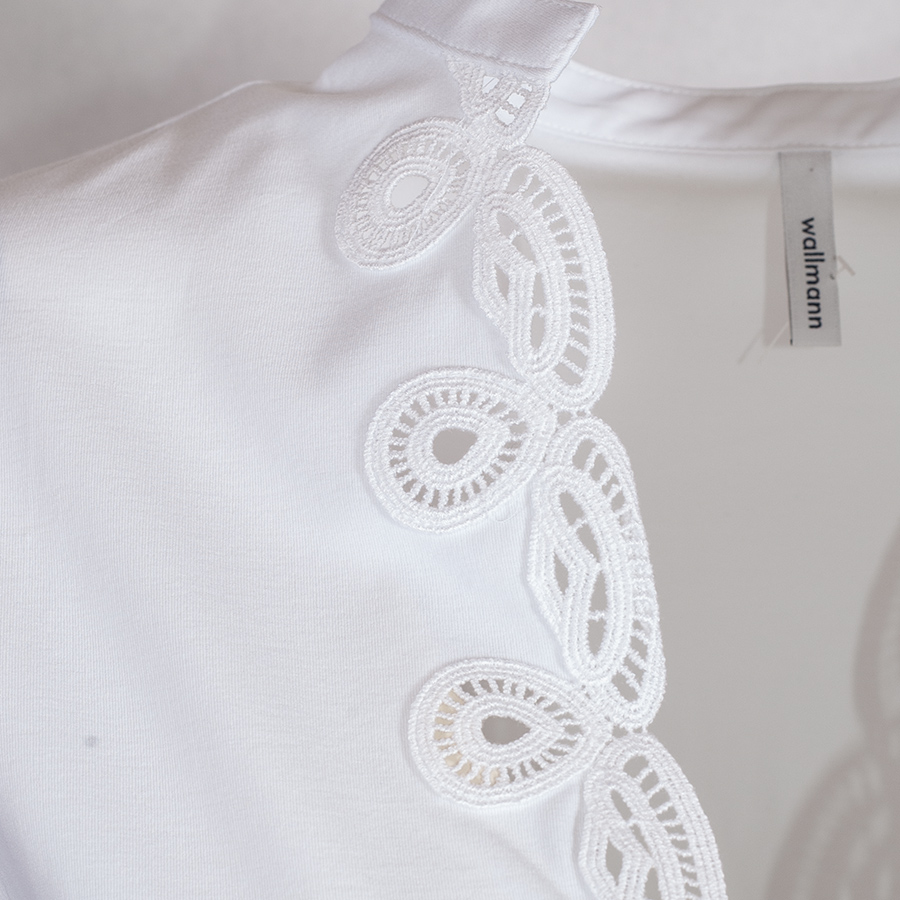 Wallmann Dirndlbluse weiß, elegant, kleiner Stehkragen, Lochmuster am Ausschnitt #5