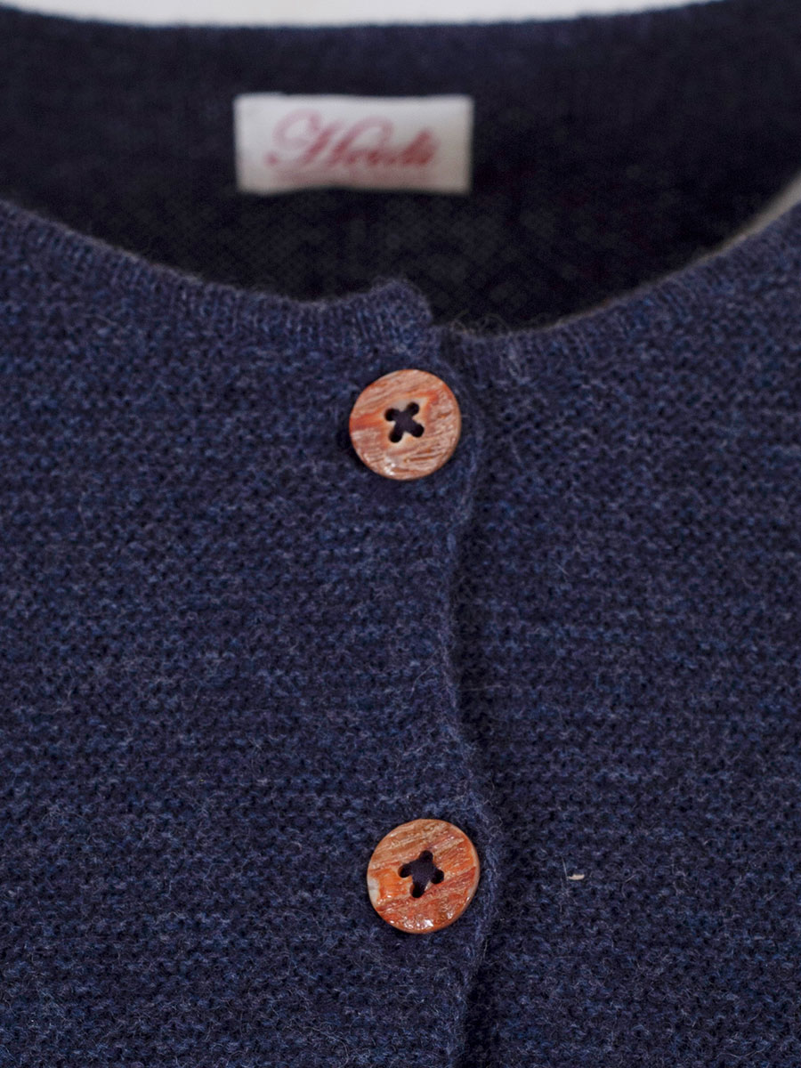 Heidi Strickjacke, jeansblau, Perlmuttknöpfe, glatt gestrickt, fein #2
