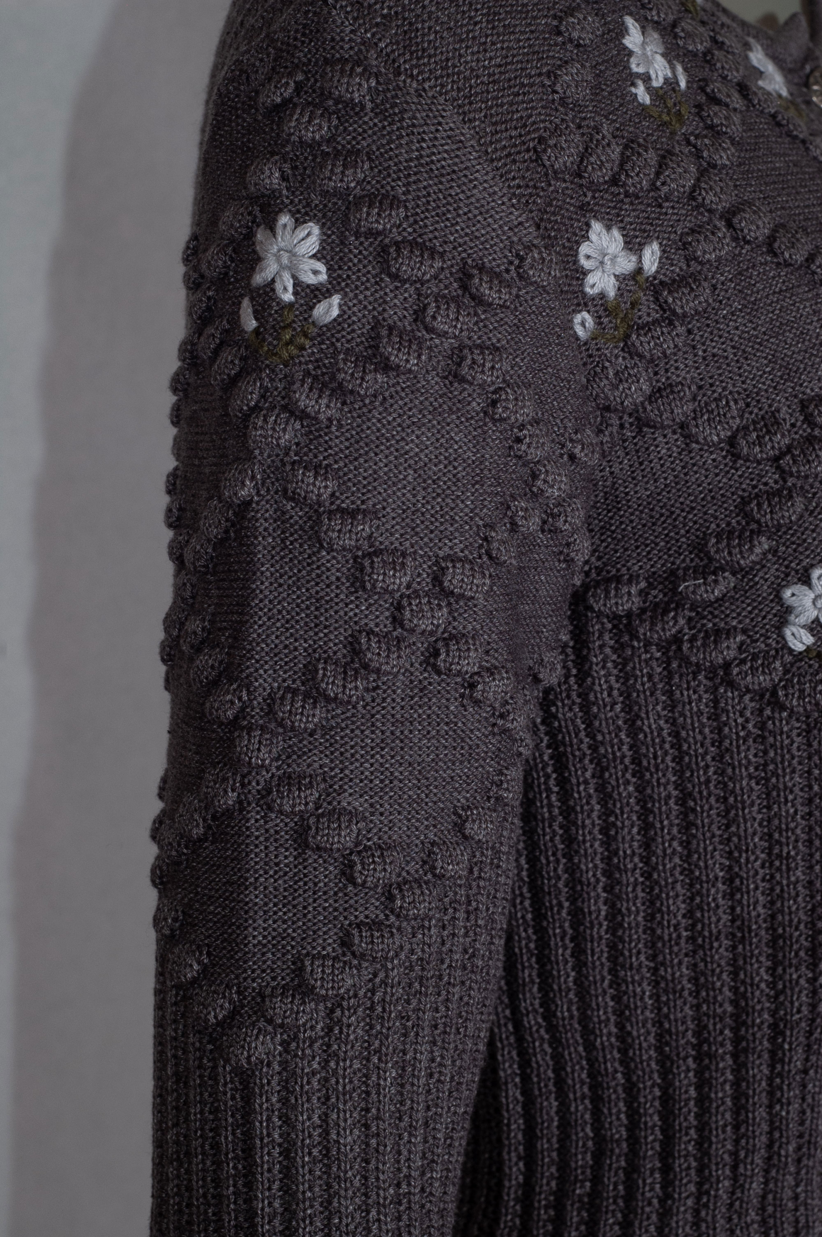 Berwin & Wolff Strickjacke mittelgrau, Blumenstickereien #5