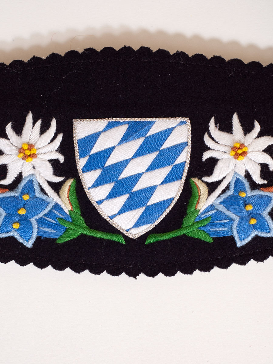Träger Werdenfels handgestickt, schwarz, Blume #3