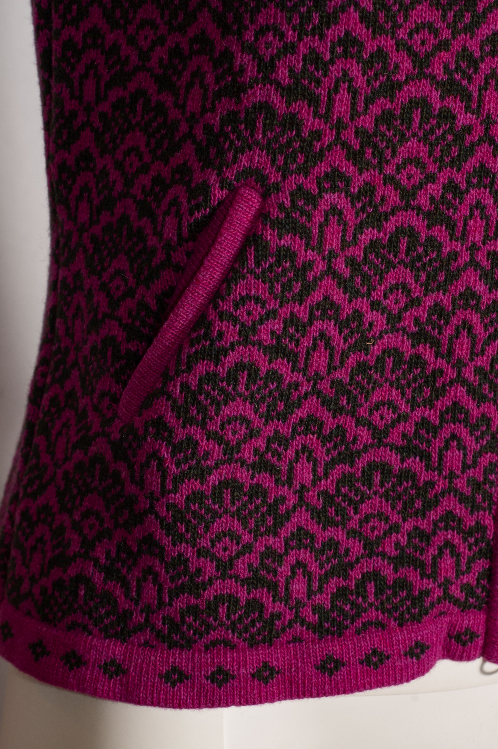 Huber Strickweste Jill, beere-pink, Blumenmuster #5