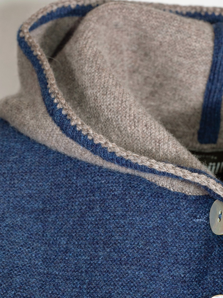 Astrifa Längenfeld Strickweste, Kapuze, blau mit grau-brauner Einfassung #4