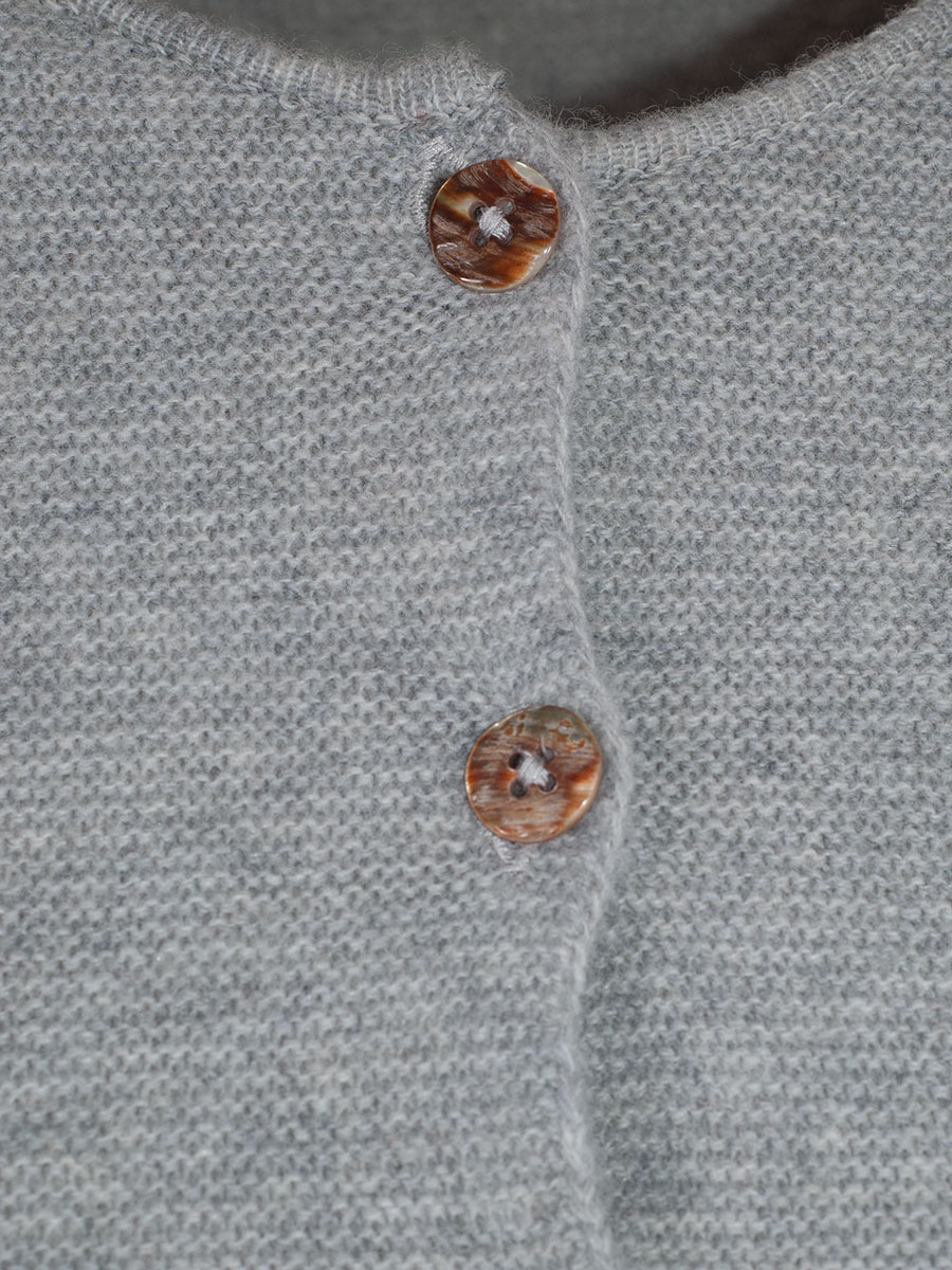 Heidi Strickjacke, sanftgrau, Perlmuttknöpfe, glatt gestrickt, fein #4