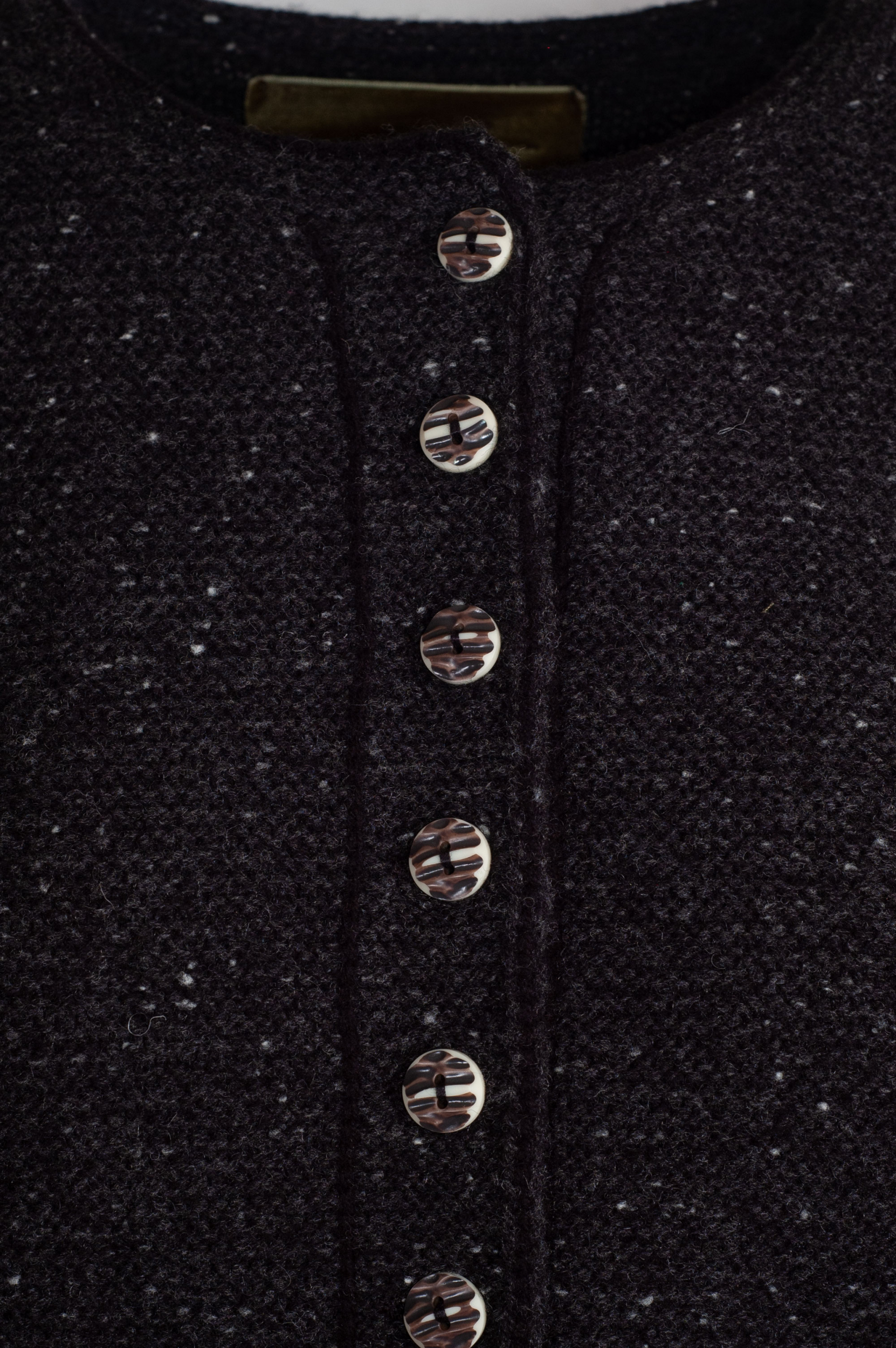 fei scho schee Strickjacke, anthrazit, Einfassung in schwarz, kurz #4
