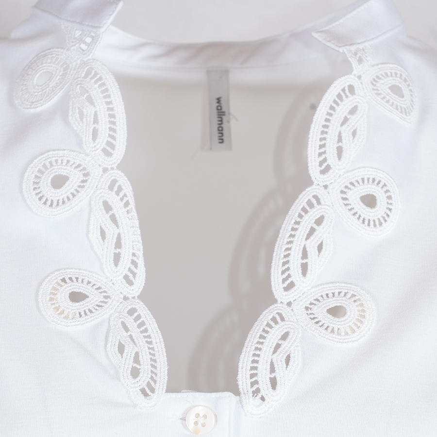 Wallmann Dirndlbluse weiß, elegant, kleiner Stehkragen, Lochmuster am Ausschnitt #3