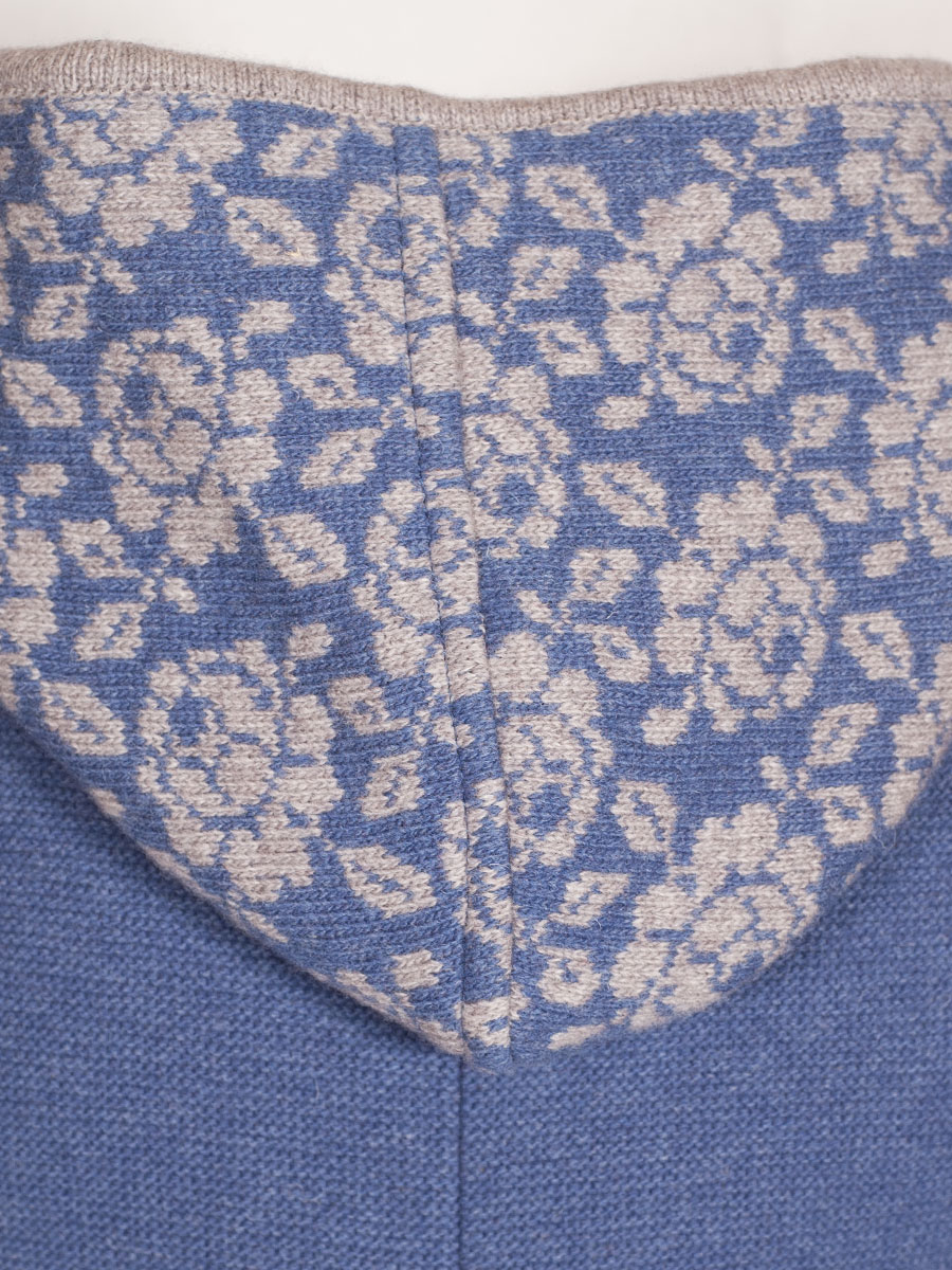 hausg'macht Kapuzen-Strickweste Gitti, jeansblau mit grau, mit Rückenfalte #6