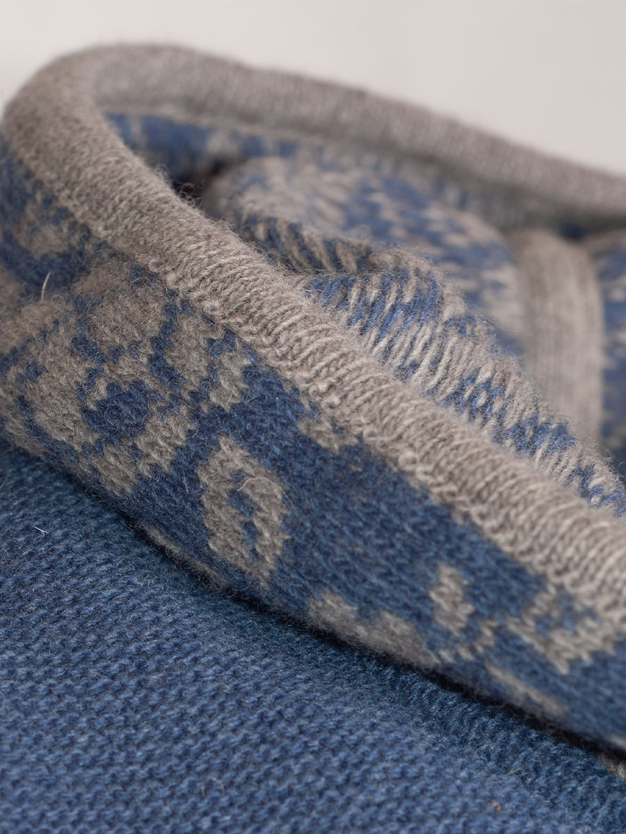 hausg'macht Kapuzen-Strickweste Gitti, jeansblau mit grau, mit Rückenfalte #4