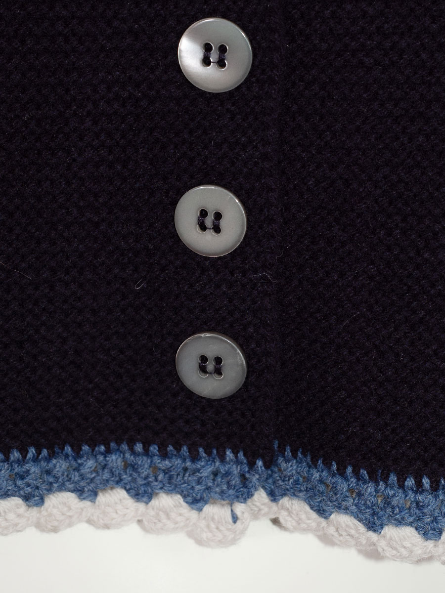 fei scho schee Strickjacke, marineblau, Häkelrand in hellblau-weiß, kurz #4