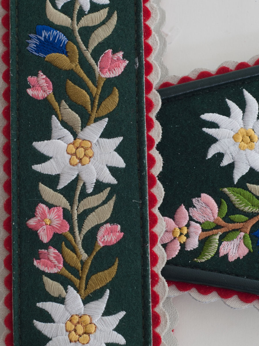 Träger Nr.5 Werdenfels, bestickt, grün, Blume #3
