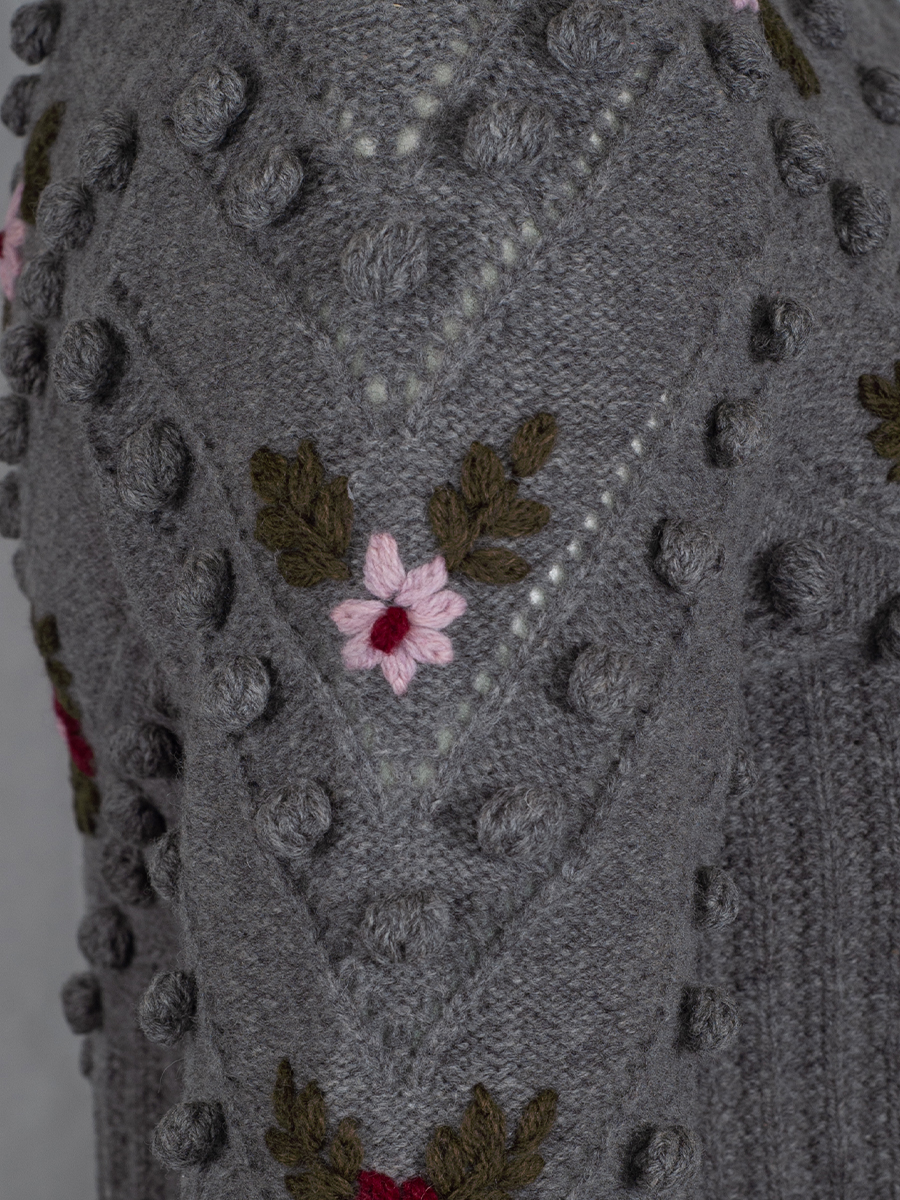 fei scho schee Strickjacke midgrey, Blumenstick, Noppenmuster #6