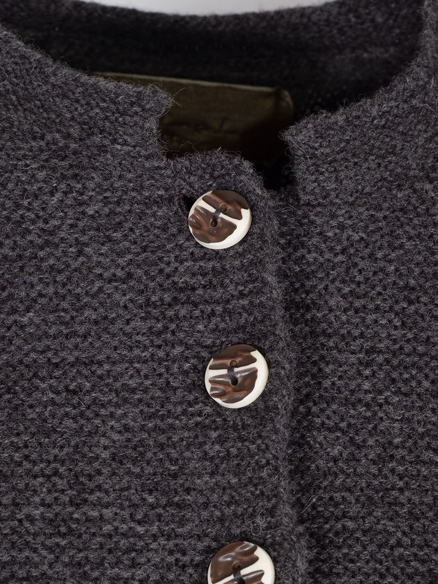 fei scho schee Strickjacke, graphit-anthrazit, Rückenfalte #3