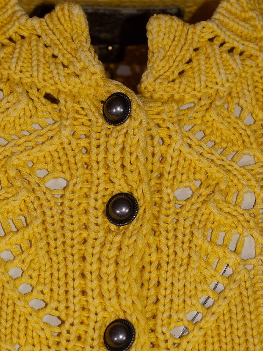 fei scho schee Strickjacke, gelb, grobes Häkelmuster, kurz #3