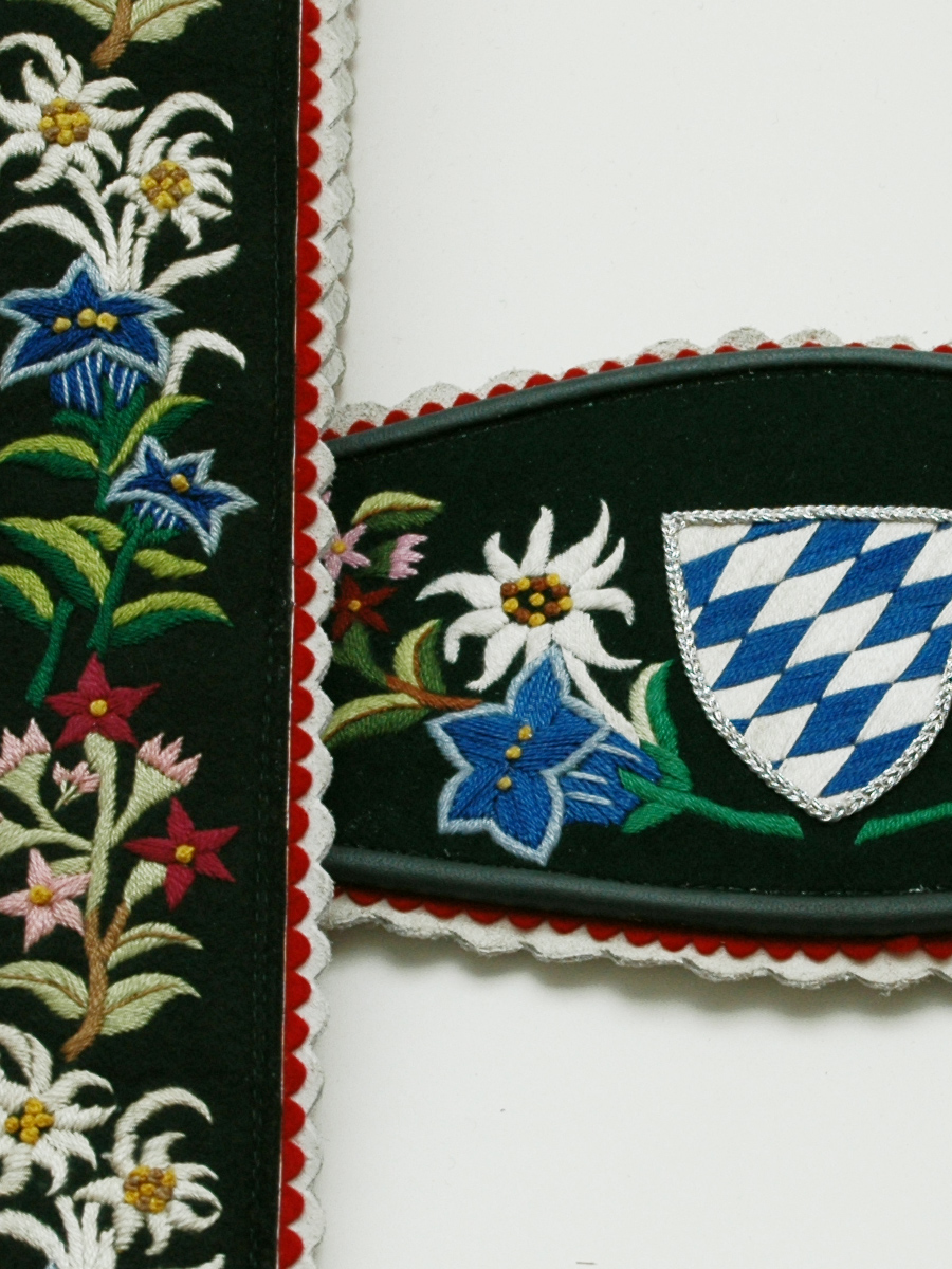 Träger Werdenfels handgestickt, grün, Blume #2