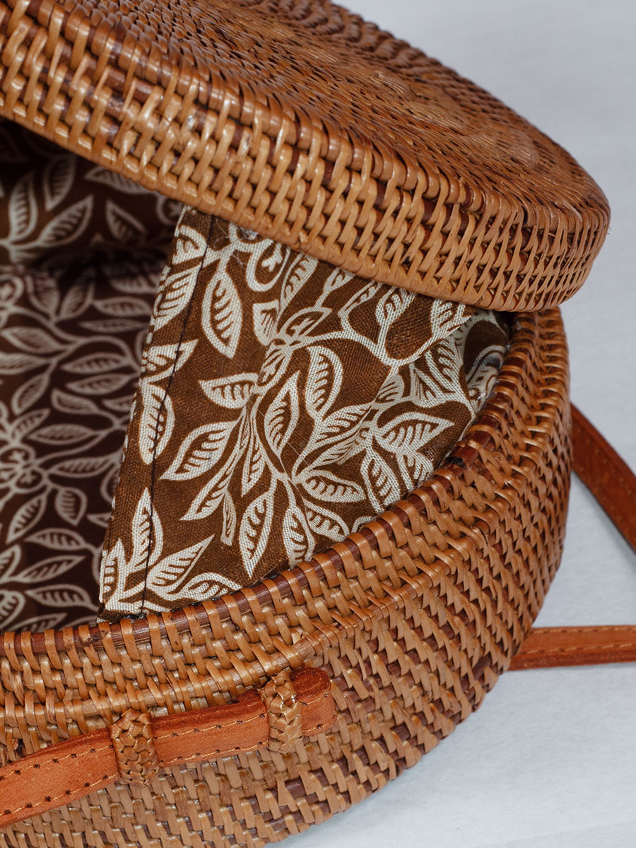 Cassandra Basttasche braun, rund, mit Lederriemen #4