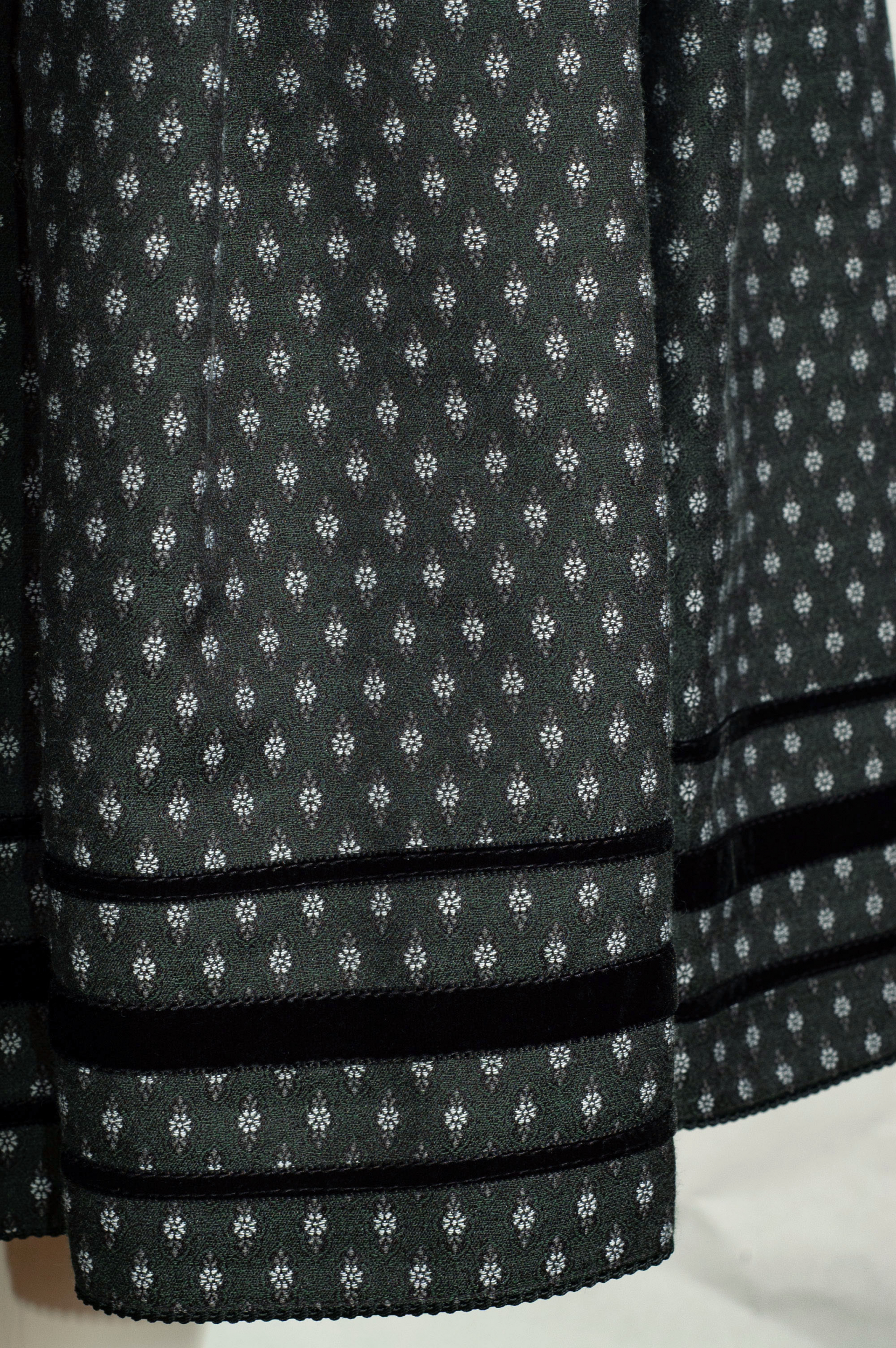 Anno Domini Faltenrock Pauline, seegrün, geblümt, Samtborte #3