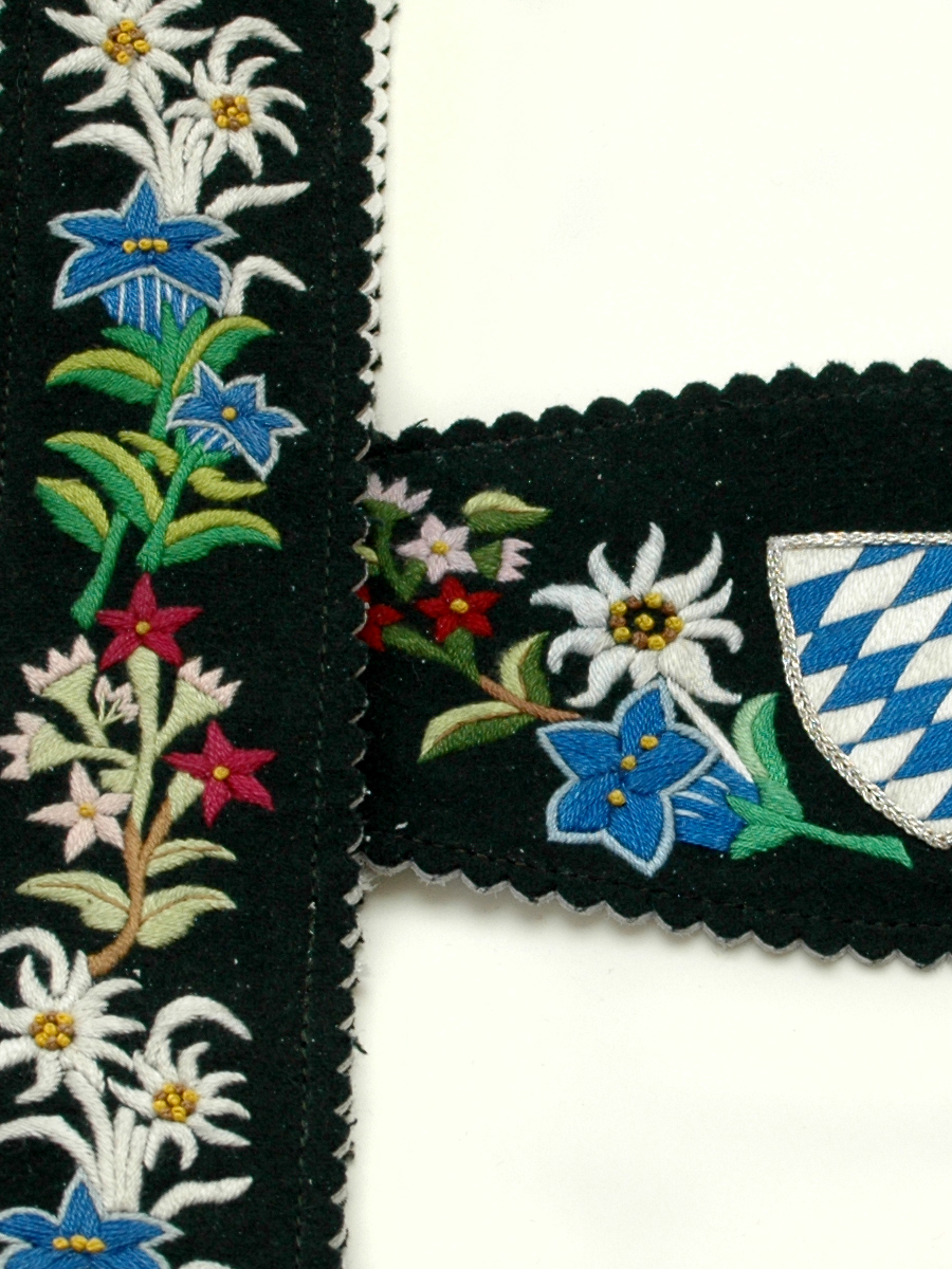 Träger Werdenfels handgestickt, grün, Blume #2