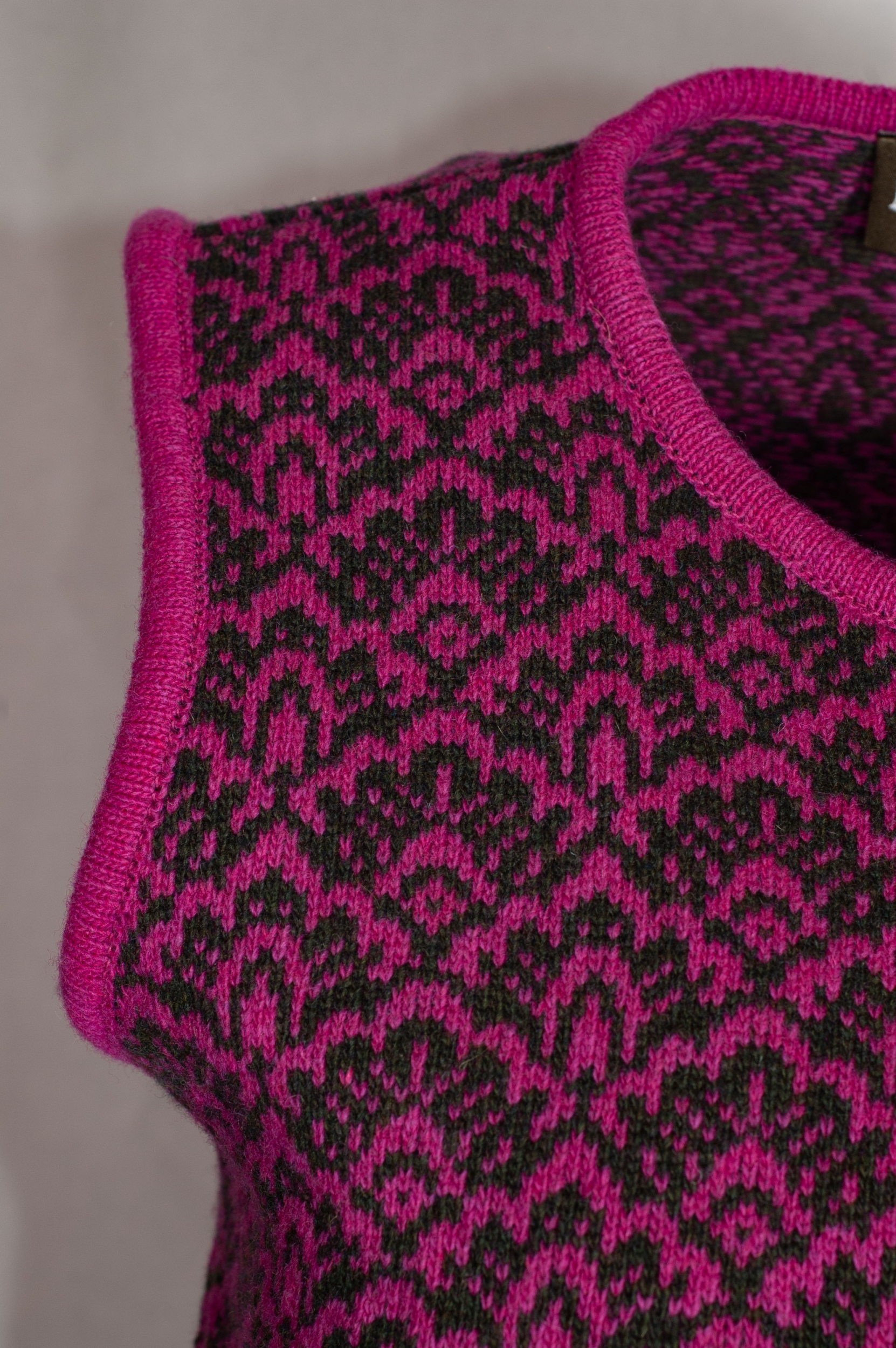 Huber Strickweste Jill, beere-pink, Blumenmuster #4