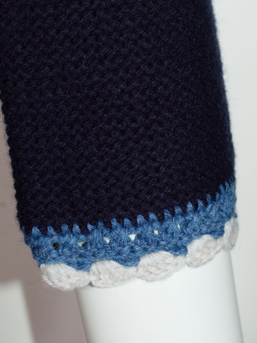 fei scho schee Strickjacke, marineblau, Häkelrand in hellblau-weiß, kurz #5