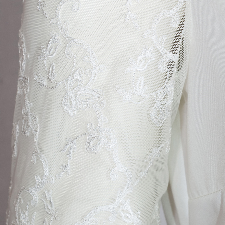 Waldorff Dirndlbluse creme, Tropfen-Ausschnitt, Spitzenarm #4