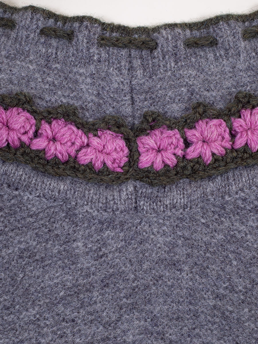 Astrifa Berchtesgadner-Dirndlstrickjacke Endach, grau, gehäkelte Blumen, rosa Einfassung #5