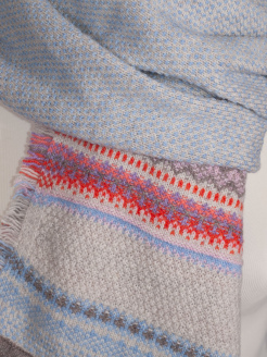Eribè Knitwear Scarf Alpin, Strickschal, blue hibiskus, graublau-rot